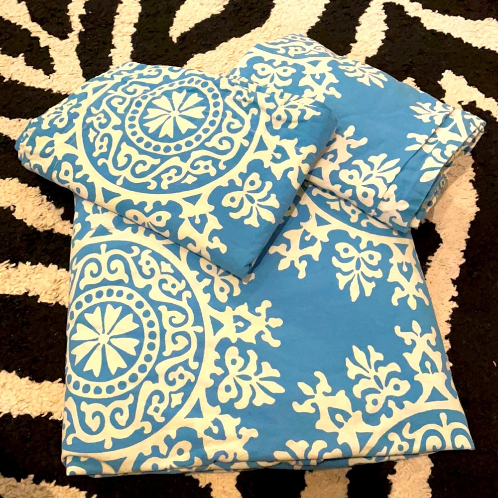 Twin/ twin XL duvet set - includes 2 shams